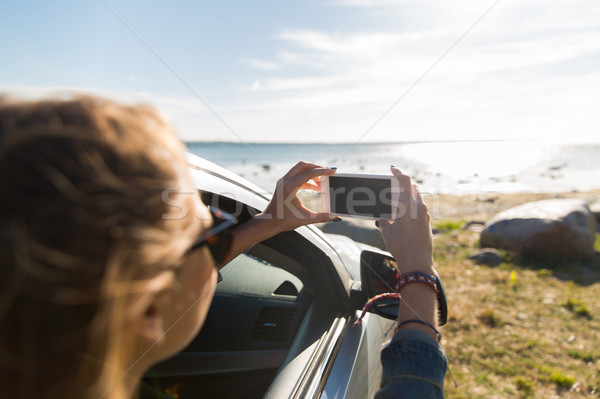 Stockfoto: Gelukkig · jonge · vrouw · auto · smartphone · zee · zomervakantie