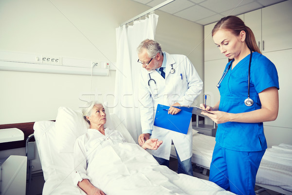 Arts verpleegkundige senior vrouw ziekenhuis geneeskunde Stockfoto © dolgachov
