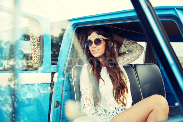 [[stock_photo]]: Souriant · jeunes · hippie · femme · voiture