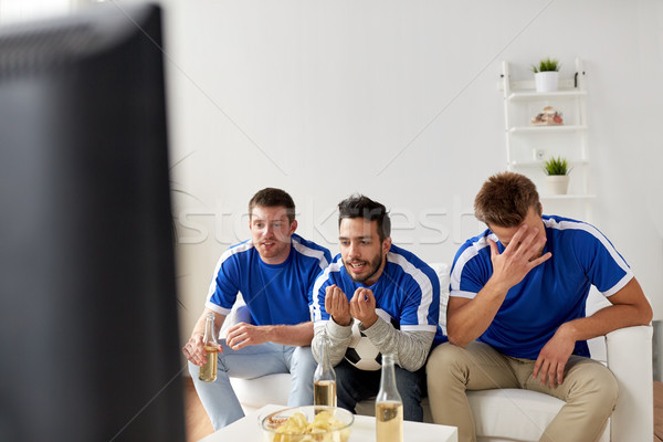 Amigos fútbol aficionados viendo fútbol casa Foto stock © dolgachov