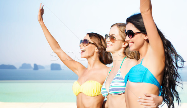 Boldog fiatal nők nyár tengerpart ünnepek utazás Stock fotó © dolgachov