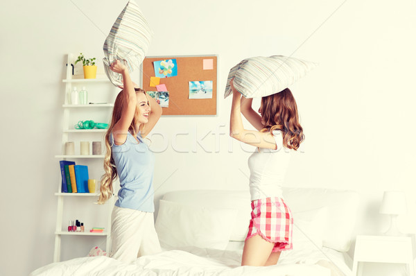 [[stock_photo]]: Heureux · adolescente · amis · oreillers · maison