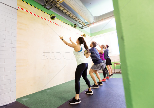 группа людей медицина мяча подготовки спортзал фитнес Сток-фото © dolgachov