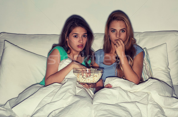 Сток-фото: друзей · попкорн · смотрят · телевизор · домой · дружбы