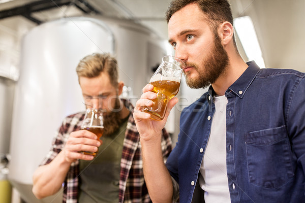 Foto stock: Hombres · potable · pruebas · cerveza · cervecería · alcohol