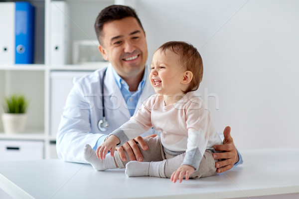 Szczęśliwy lekarza pediatra baby kliniki muzyka Zdjęcia stock © dolgachov