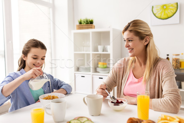 Zdjęcia stock: Szczęśliwą · rodzinę · śniadanie · domu · kuchnia · żywności · zdrowe · odżywianie