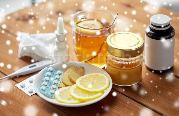 [[stock_photo]]: Médicaments · thermomètre · miel · tasse · thé · bois