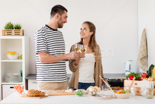 Paar Kochen Essen trinken Wein home Stock foto © dolgachov