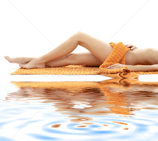 Długie nogi pani pomarańczowy ręcznik biały piasek Zdjęcia stock © dolgachov
