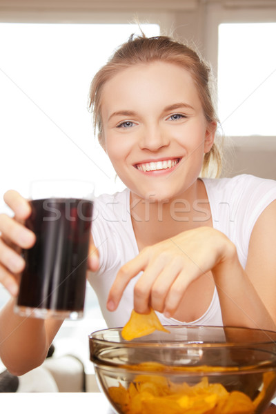 Glimlachend tienermeisje chips cokes foto vrouw Stockfoto © dolgachov