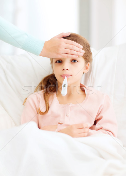 [[stock_photo]]: Malade · fille · enfant · thermomètre · mère