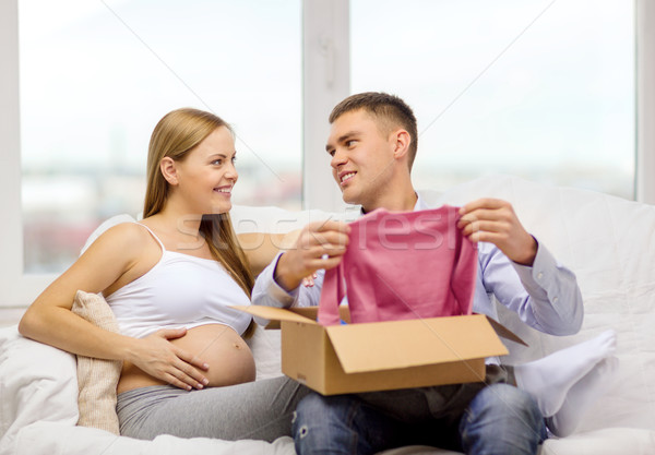 Mutlu aile çocuk açılış kutu gebelik Stok fotoğraf © dolgachov