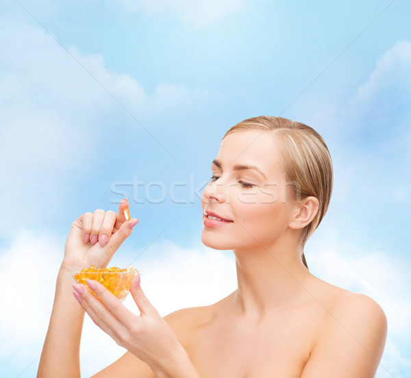 Femeie omega 3 vitamine asistenţă medicală frumuseţe faţă Imagine de stoc © dolgachov