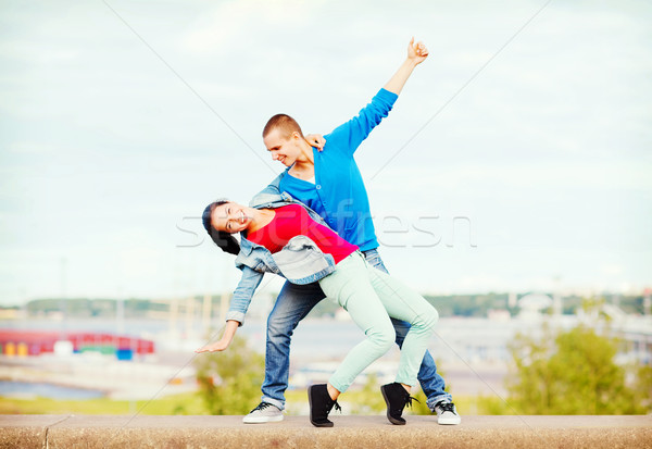 Paar tieners dansen buiten zomer vakantie Stockfoto © dolgachov