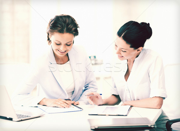 Dwa uśmiechnięty przedsiębiorców pracy biuro zdjęcie Zdjęcia stock © dolgachov