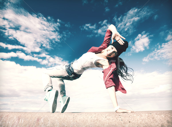 Belle danse fille mouvement sport urbaine Photo stock © dolgachov