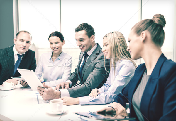 Foto stock: Equipe · de · negócios · discussão · negócio · tecnologia · escritório