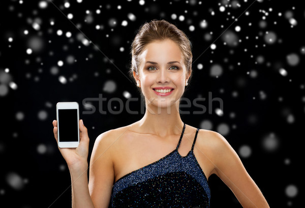 Femeie zambitoare rochie de seara smartphone concediu tehnologie Imagine de stoc © dolgachov
