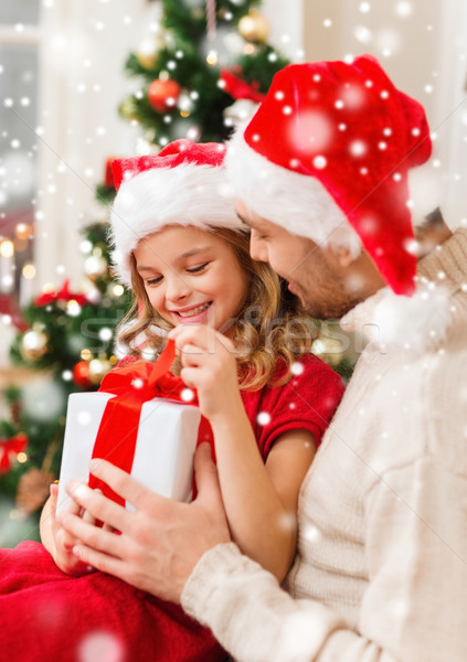 Sonriendo padre hija caja de regalo Navidad Foto stock © dolgachov