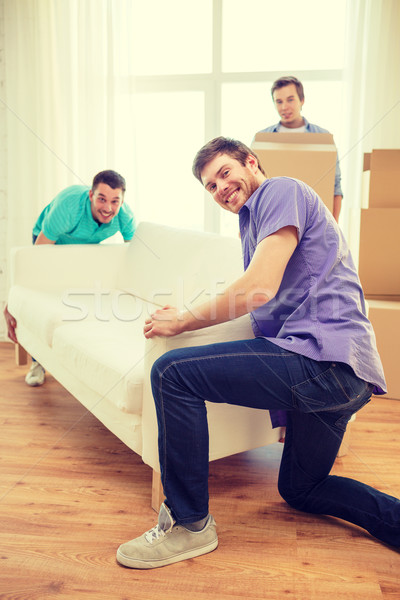 Foto stock: Sonriendo · amigos · sofá · cajas · nuevo · hogar · movimiento