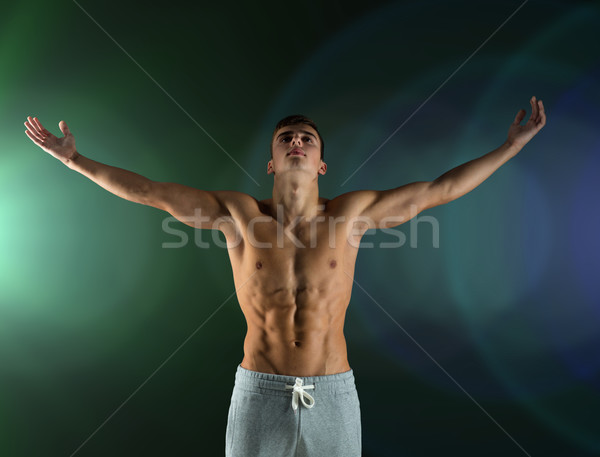 Jovem masculino musculação as mãos levantadas esportes Foto stock © dolgachov
