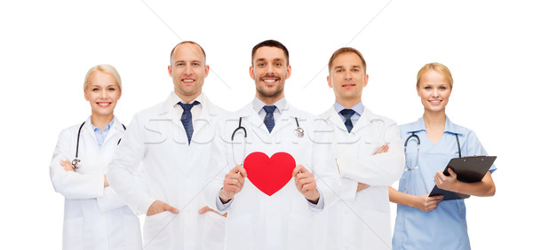 Foto stock: Grupo · sonriendo · médicos · rojo · forma · de · corazón · medicina