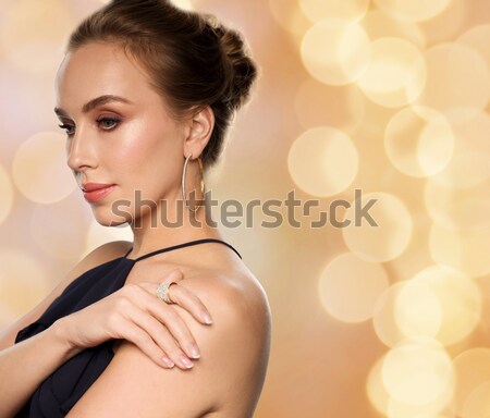 Mujer diamantes pendientes mujer hermosa vestido de noche Foto stock © dolgachov