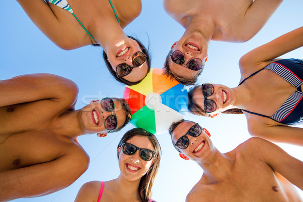 Glimlachend vrienden cirkel zomer strand vriendschap Stockfoto © dolgachov