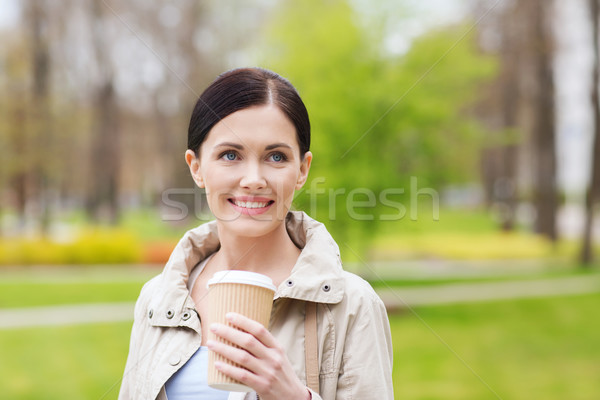 Gülümseyen kadın içme kahve park içecekler boş Stok fotoğraf © dolgachov