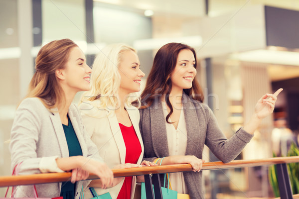 Gelukkig jonge vrouwen mall verkoop Stockfoto © dolgachov