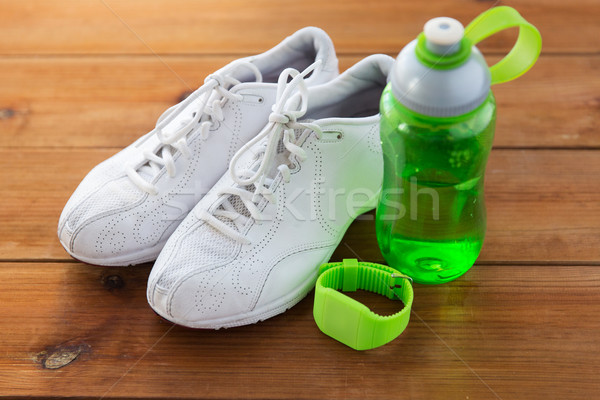 Stock fotó: Közelkép · sportcipők · karkötő · vizes · flakon · sport · fitnessz