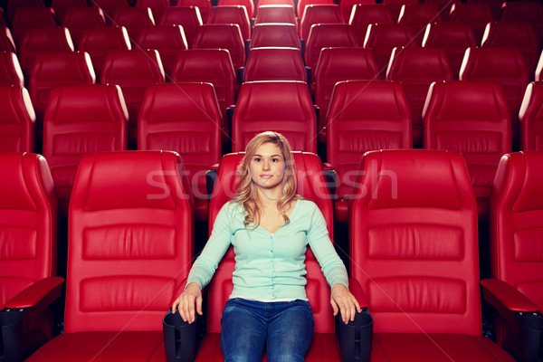 Jeune femme regarder film théâtre cinéma divertissement Photo stock © dolgachov