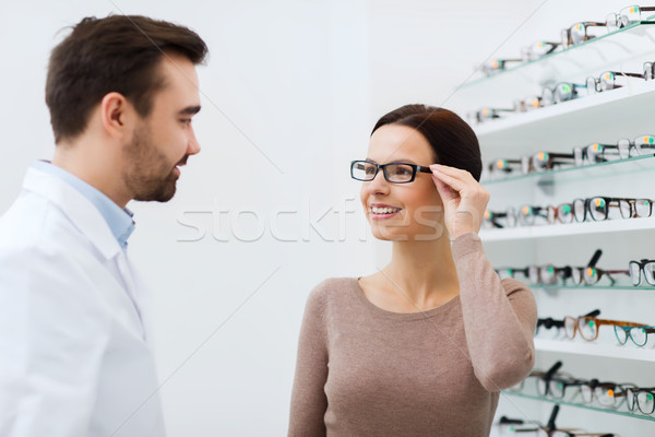 Vrouw kiezen bril optica store gezondheidszorg Stockfoto © dolgachov