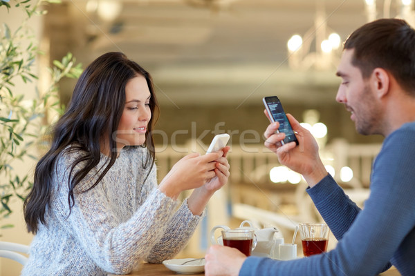 Glücklich Paar Smartphones trinken Tee Kaffeehaus Stock foto © dolgachov