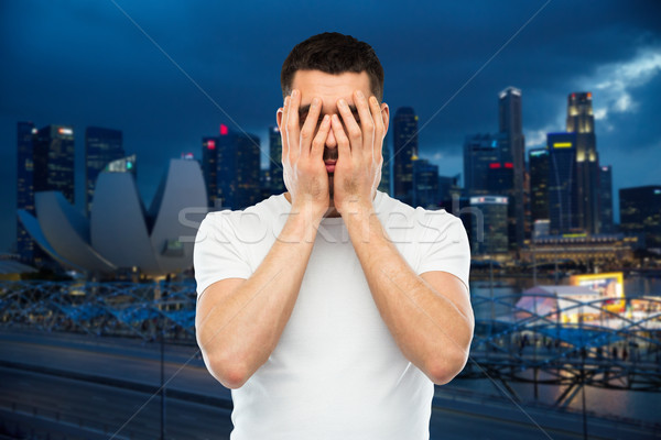 Hombre blanco camiseta cara manos personas Foto stock © dolgachov