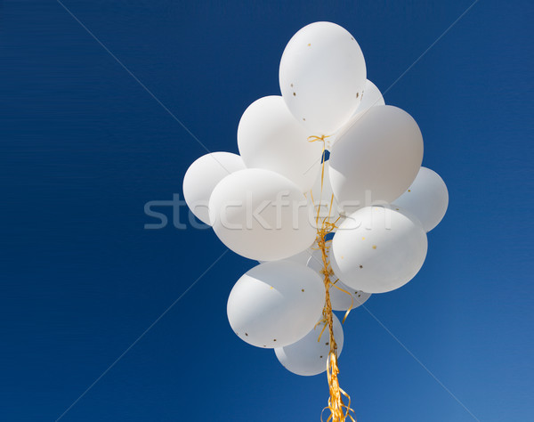 關閉 白 氦 氣球 藍天 假期 商業照片 © dolgachov