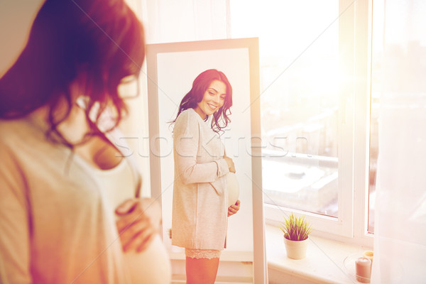 Сток-фото: счастливым · беременная · женщина · глядя · зеркало · домой · беременности