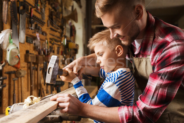 Foto stock: Hijo · de · padre · martillo · de · trabajo · taller · familia · feliz · carpintería