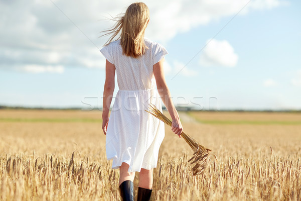 Fiatal nő gabonapehely sétál mező boldogság természet Stock fotó © dolgachov