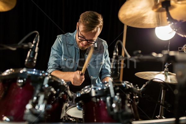 Mężczyzna muzyk gry perkusja koncertu muzyki Zdjęcia stock © dolgachov