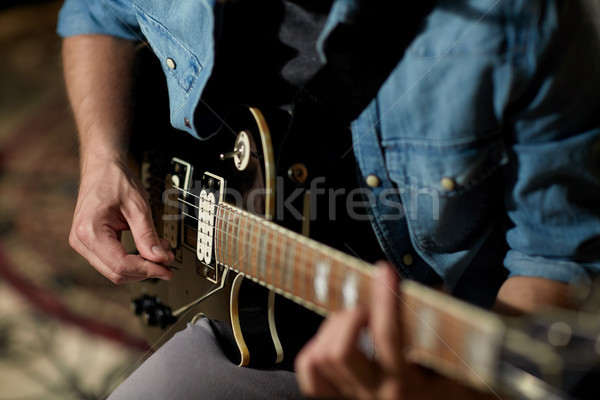 [[stock_photo]]: Homme · jouer · guitare · studio · répétition