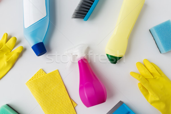 Curăţenie alb gospodarie gospodarie casă Imagine de stoc © dolgachov