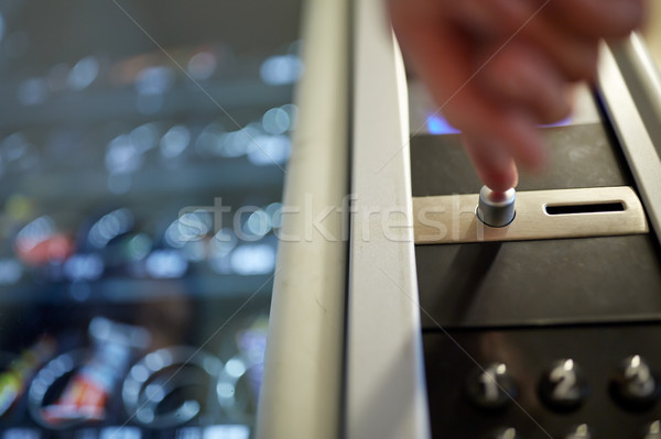 Mână buton masina de vending vinde tehnologie Imagine de stoc © dolgachov