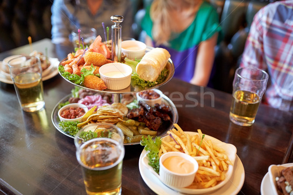 Zdjęcia stock: Ludzi · posiedzenia · tabeli · żywności · piwa · bar