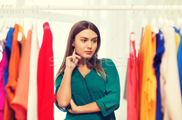 Nő választ ruházat otthon ruhásszekrény ruházat Stock fotó © dolgachov