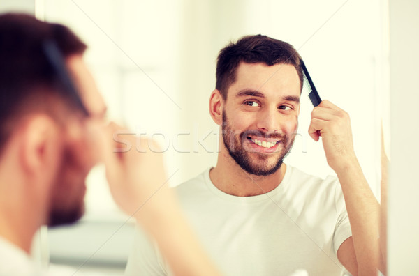 Feliz homem cabelo pente banheiro beleza Foto stock © dolgachov