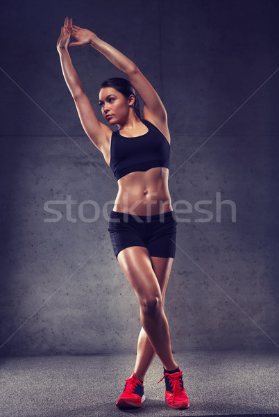 Posando músculos gimnasio deporte Foto stock © dolgachov