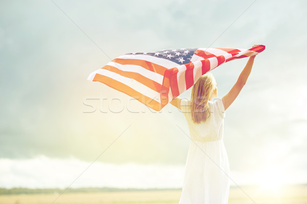 Fericit femeie American Flag cereale câmp ţară Imagine de stoc © dolgachov