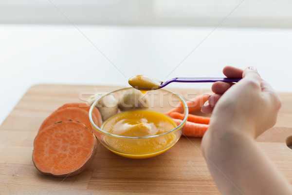 Mano vegetales alimento para bebé cuchara alimentación saludable nutrición Foto stock © dolgachov